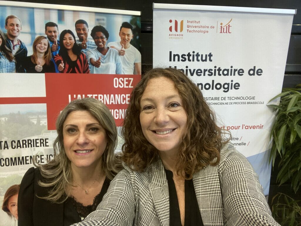 Hélène COUPELLIER et Nathalie PEDERZOLI, sur le stand de l'IUT d'Avignon Université, à l'occasion de la fête de l'apprentissage, de l'orientation et des métiers, qui s'est déroulée mercredi 29 mars 2023.