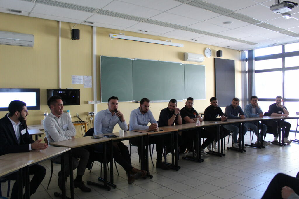 Photo représentative des anciens étudiants du département Techniques de Commercialisation, qui se sont réunis lors de la journée des anciens qui s'est déroulée le jeudi 13 avril 2023.