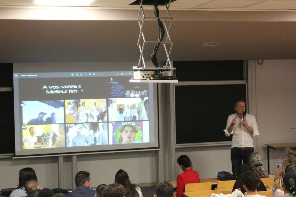 Photo représentative d'une projection de films publicitaires réalisés par les étudiants du département TC.