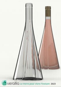Photo représentant une bouteille de vin élégante : fusion d'un cep de vigne et des courbes laissant imaginer une robe de bal. 