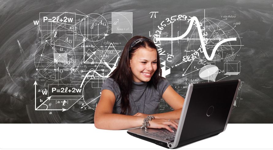 Photo représentant une étudiante faisant des recherches sur un ordinateur portable sur fond d'équations.