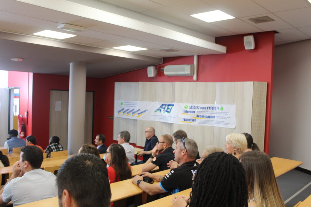 Photo prise à l'occasion de la remise des trophées AFDET 84 dans l’amphithéâtre de l'IUT d'Avignon Université avec une assemblée composée d'enseignants, de chefs d'établissements du secondaire, d'élèves de collèges et lycées et des membres de l'AFDET.