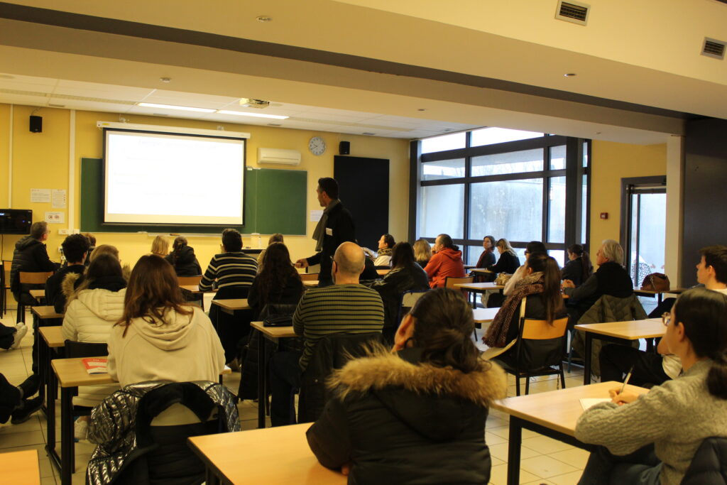 Photo représentant une conférence en salle d'examen de l'IUT pour la spécialité se rapportant au BUT Génie Biologique, à l'occasion de la Journée Portes Ouvertes 2025.