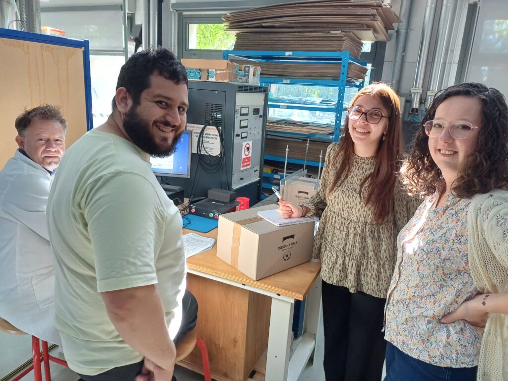 Deux représentantes de la société ALPOL dans la halle de technologie de l'IUT d'Avignon Université, accompagnées de deux enseignants du département packaging : Stéphane Sammartino et Chahine Abbas,