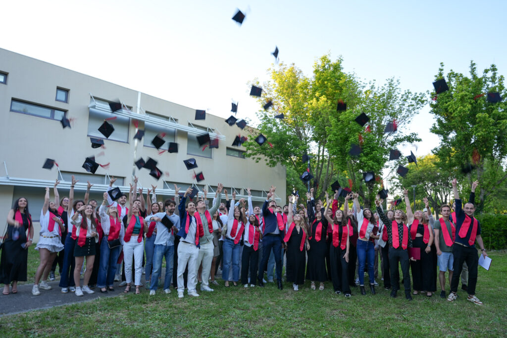 Les diplômés de la promotion 2024 lors de la cérémonie de remise des diplômes, à l'occasion du célèbre lancer des toques