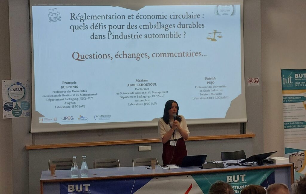 Photo de Mariam ABOULKHOUYOUL, doctorante au JPEG recevant le "Prix coup de coeur" pour sa prestation au CNRIUT 2025.