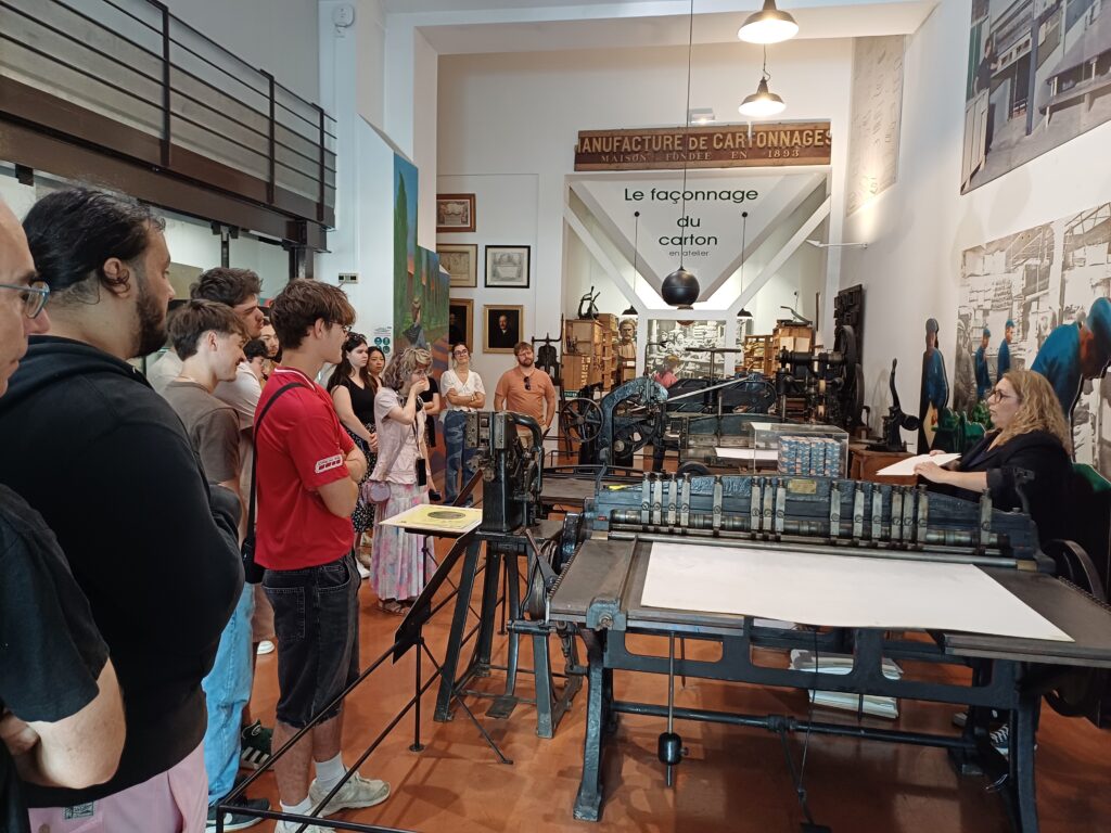 Musée du cartonnage et de l'imprimerie de Valréas, dans le cadre d'une sortie pédagogique avec les étudiants de 1ère année de BUT Packaging, Emballage & Conditionnement de l'IUT d'Avignon Université.