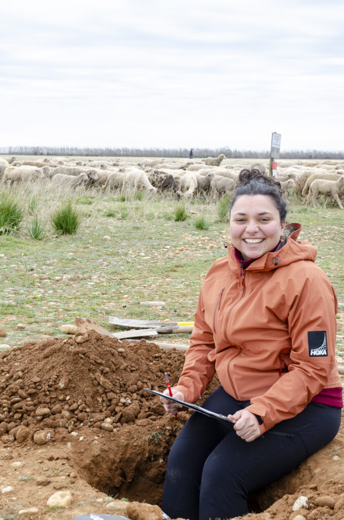 Emma LEONE doctorante en première année de thèse au sein de l'équipe EECAR à l'UMR IMBE de l'IUT d'Avignon Université, prise en photo sur le terrain.
