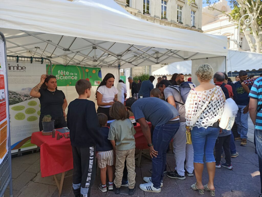 Stand animé par Emma LEONE (doctorante IMBE IUT) et roane BLAYA (LRU IUT) à l'occasion du village des sciences de samedi 4 octobre 2025.