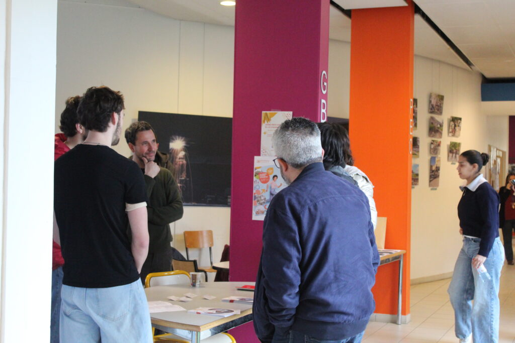 Visual showing a group of people getting information about the courses offered by our institute at the Avignon University IUT open day.